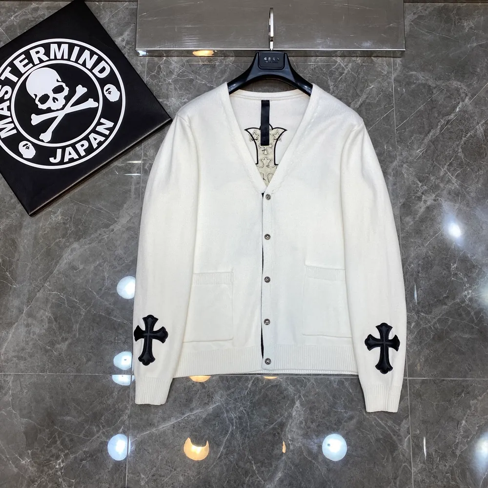 P296 Chrome Hearts 🍁Sweater series🍁 New V-neck buttoned cardigan sweater for autumn and winter. Selected high-quality wool blended knitted fabrics. Tajima machine embroidery➕ Heavy cross sheepskin patchwork craftsmanship. Total size 17 pieces of patchwork➕Customized silver-proof lattice buckle. Non-market ordinary version. 🏷Three standards complete🏷 🌈Recommended colors: black white🌈